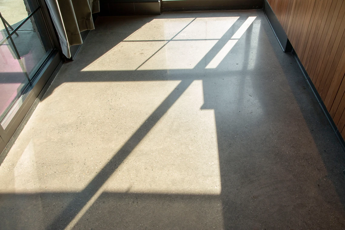 A sun shining through the window of a building.